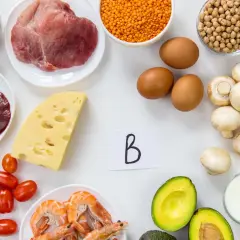 Produkty bogate w witaminę B: wątróbka, mięso, ryba, jajka, nabiał, orzechy, nasiona, warzywa i owoce.