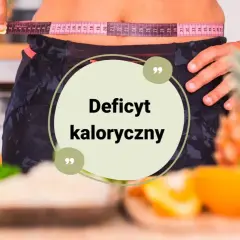 Kobieta mierzy talię centymetrem. Na pierwszym planie owoce i warzywa. Tekst: "Deficyt kaloryczny" - klucz do zdrowej sylwetki.