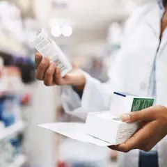 Farmaceuta w laboratorium: Ile zarobisz? Pensje, widełki, trendy