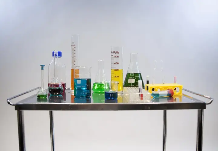 Do czego służy probówka? Niezbędnik w laboratorium chemicznym