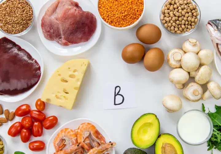 Produkty bogate w witaminę B: wątróbka, mięso, ryba, jajka, nabiał, orzechy, nasiona, warzywa i owoce.