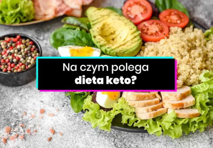 Talerz z kurczakiem, jajkiem, awokado, pomidorami i sałatą. Podkreśla zasady diety keto.
