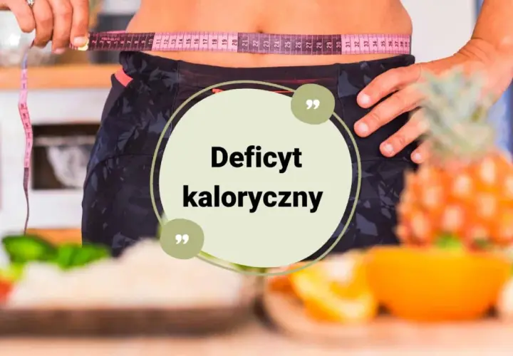 Kobieta mierzy talię centymetrem. Na pierwszym planie owoce i warzywa. Tekst: "Deficyt kaloryczny" - klucz do zdrowej sylwetki.