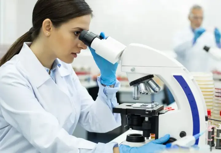 Analityka medyczna: Jak zostać diagnostą laboratoryjnym w Polsce?
