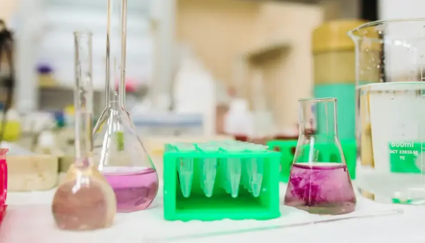 Kolby i probówki z kolorowymi płynami w laboratorium.