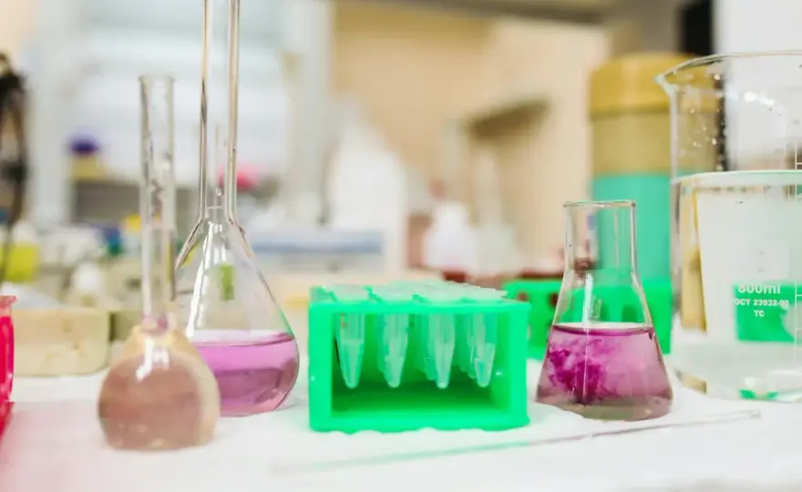 Sprawozdanie z chemii: Jak napisać na zaliczenie? Poradnik krok po kroku