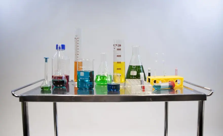 Do czego służy probówka? Niezbędnik w laboratorium chemicznym