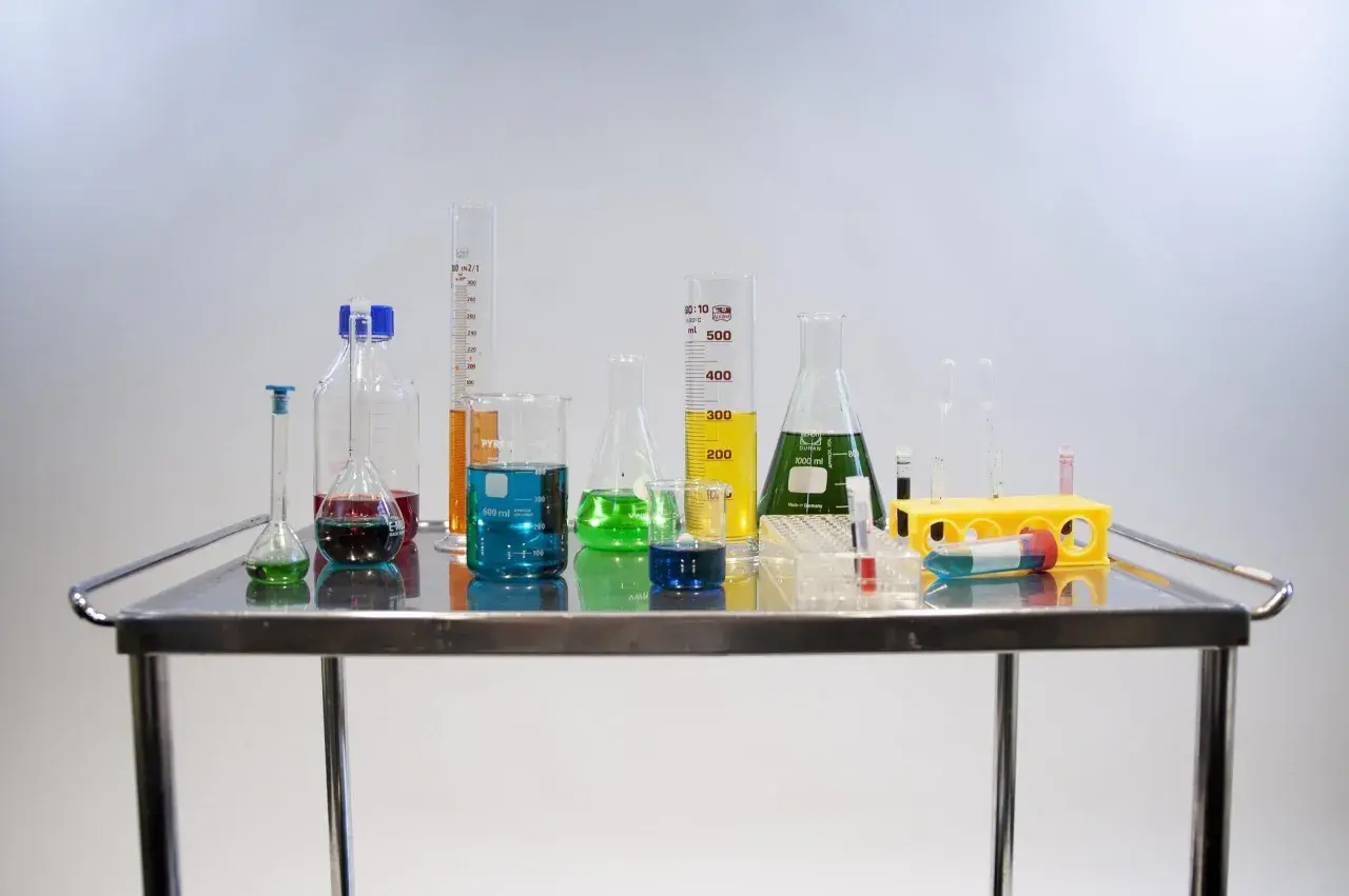 Do czego służy probówka? Niezbędnik w laboratorium chemicznym