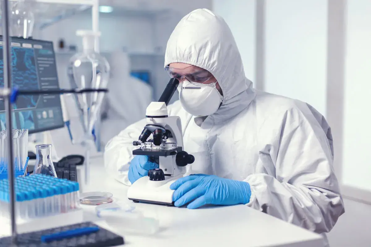 Praca w laboratorium: czy jest trudna? Przewodnik dla przyszłych laborantów