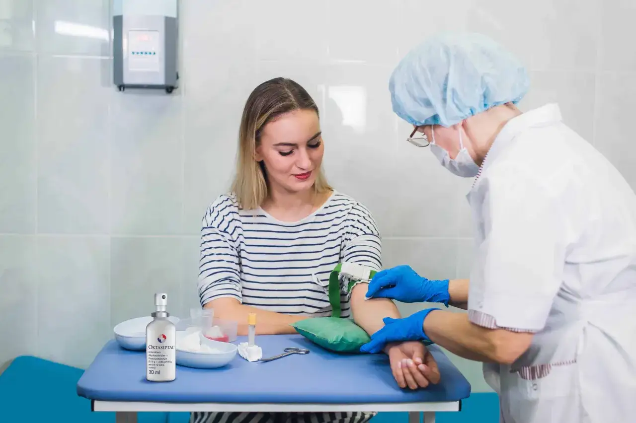 pobieranie krwi u pielęgniarki