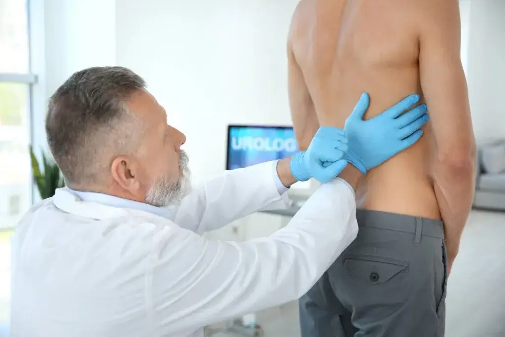 Urolog wyjaśniający profilaktykę mężczyznom