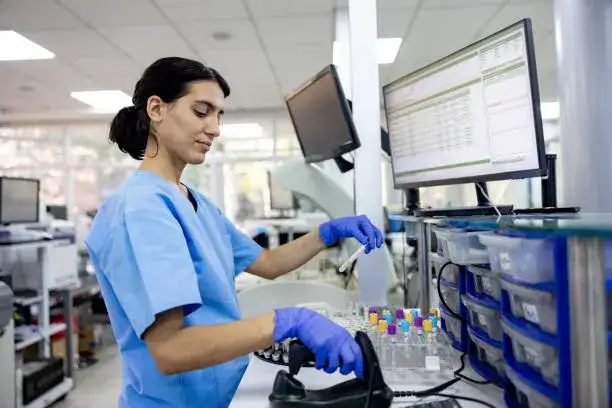Pracownik laboratorium analizujący próbki