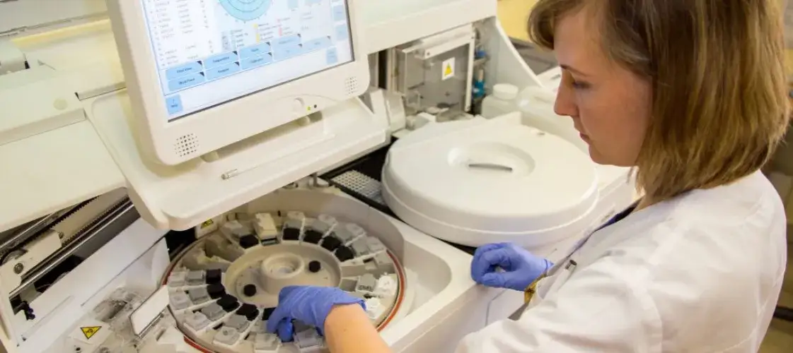 Diagnosta laboratoryjny w pracy