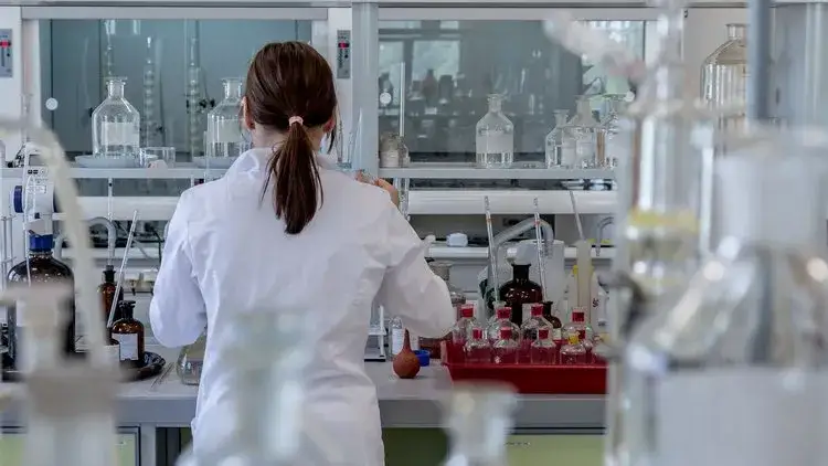 Chemik w laboratorium farmaceutycznym