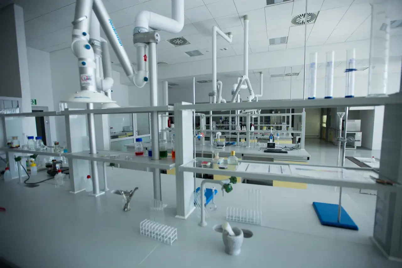 różne typy laboratoriów, laboratorium chemiczne, laboratorium biologiczne, laboratorium przemysłowe